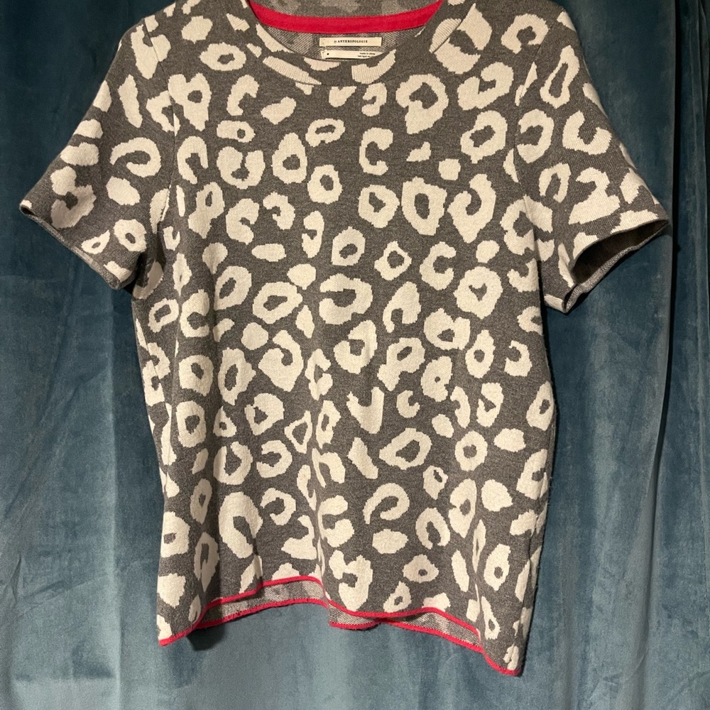 Anthropologie-gray & white with pink trim. Short sleeve crewneck knit sweater. M